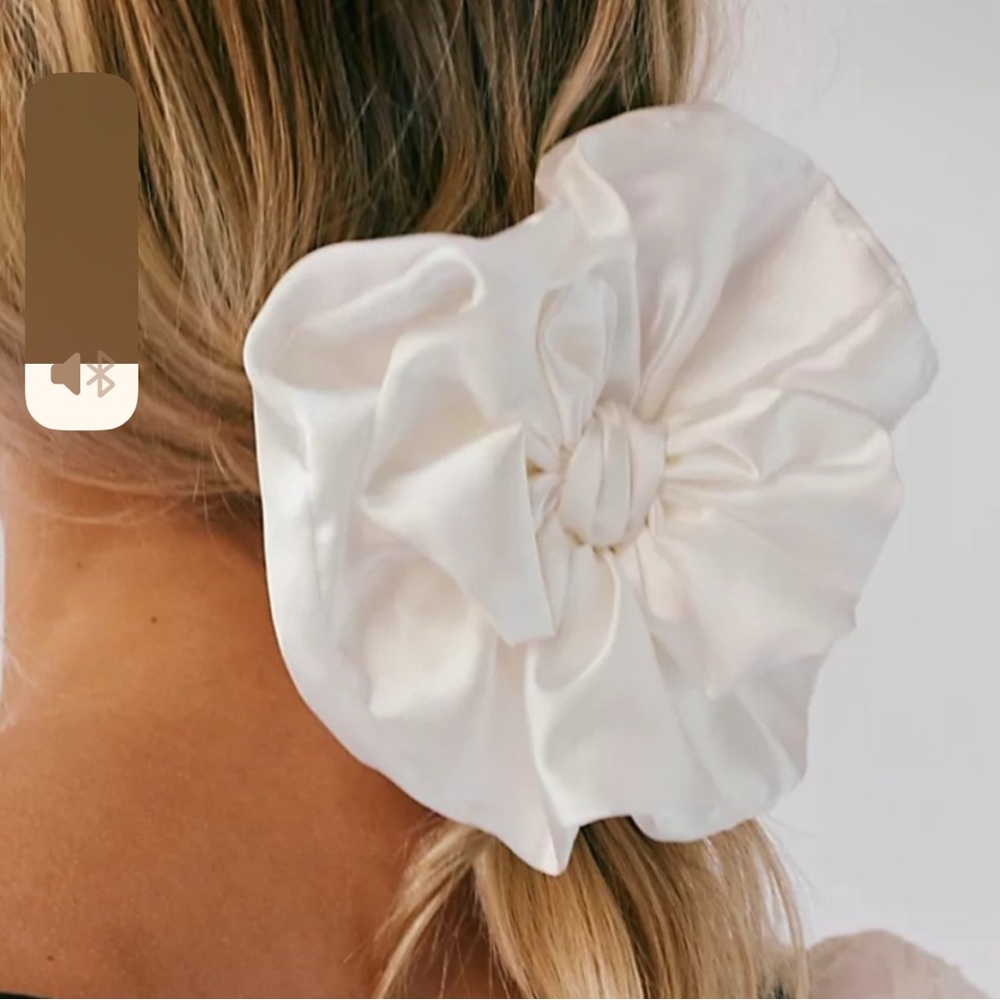 Free People Maria's Bow Scrunchie NWT